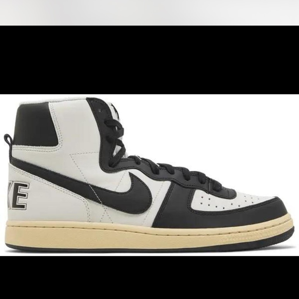 Nike Men's Black and White Retro Sneakers